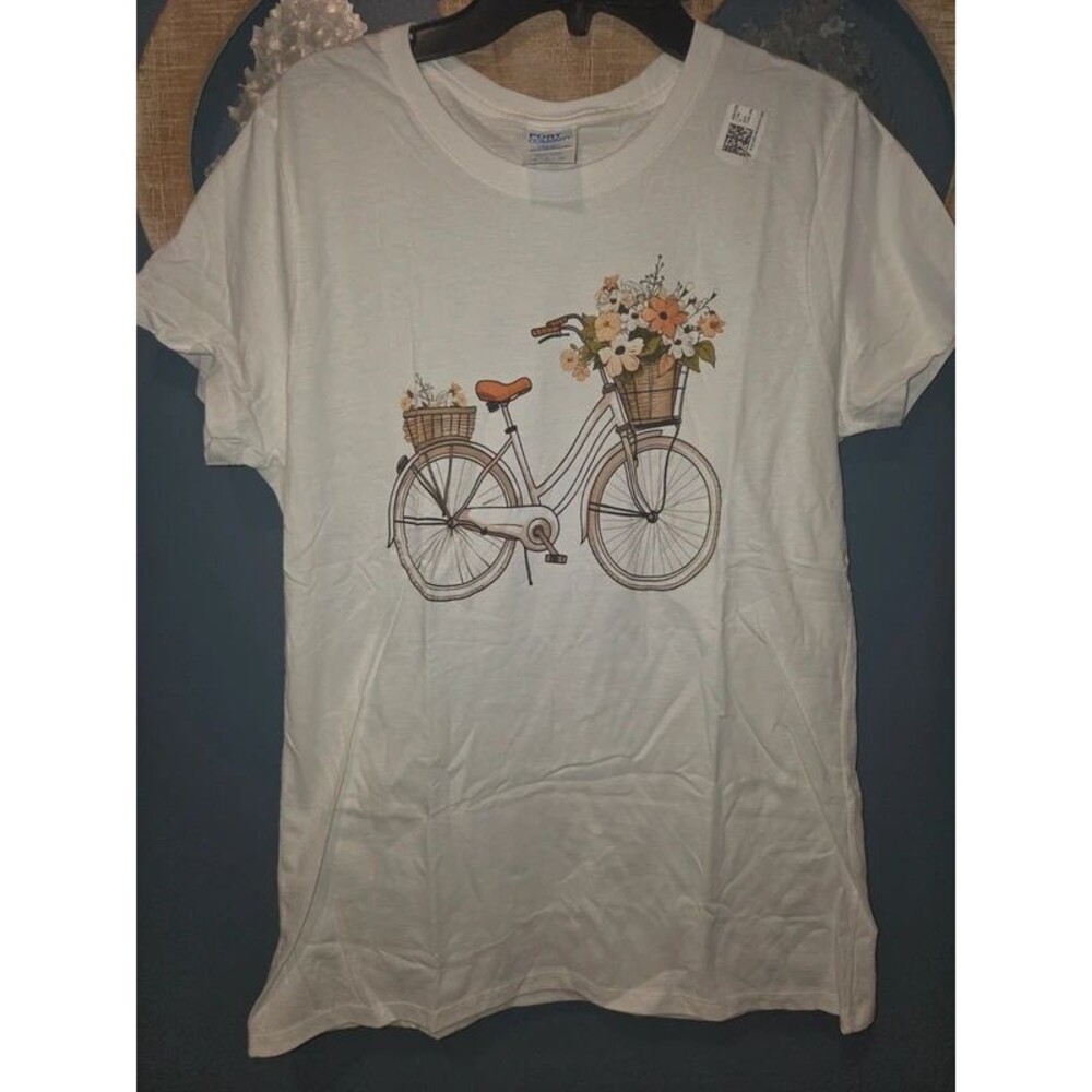 Woman's bicycle design tshirt. Size small.